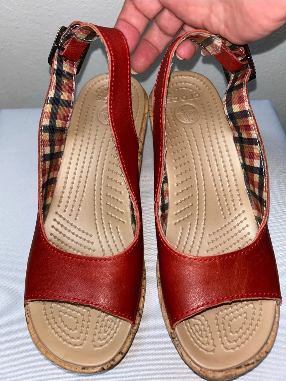 CROCS EUC Leigh Brick Red CorK Wedge Plaid Inside women’s 6